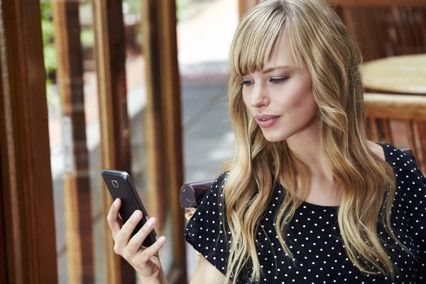 Hermosa mujer mensajes de texto — Foto de Stock