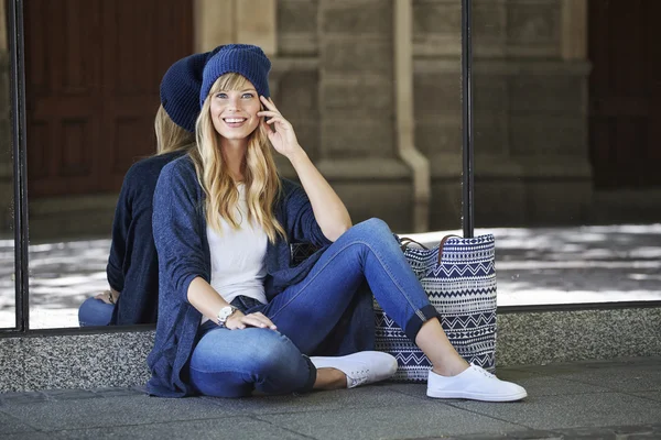 Young woman sitting on ground — Stock Photo, Image