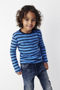 Çizgili üst serin genç çocuk