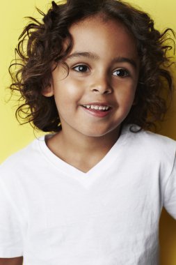 gülümseyen genç çocuk