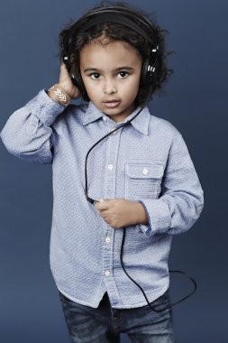 Kulaklıklar ile serin dude