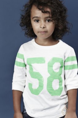 Kahverengi gözlü genç dude sweatshirt içinde