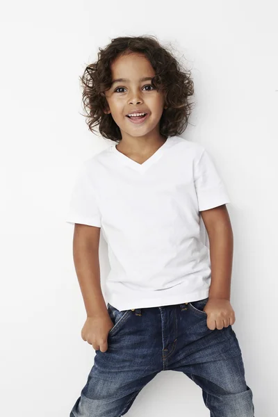 Feliz chico joven en camiseta — Foto de Stock