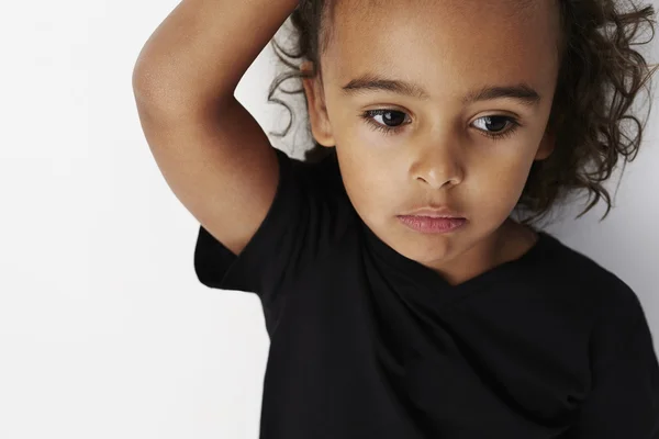 Niño de ojos marrones mirando hacia abajo —  Fotos de Stock