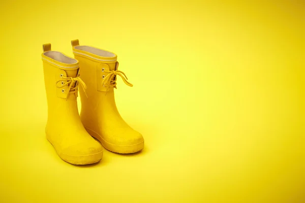 Botas amarelas brilhantes — Fotografia de Stock