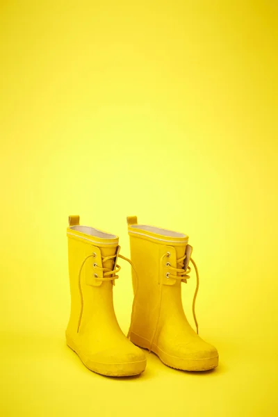 Botas amarelas brilhantes — Fotografia de Stock