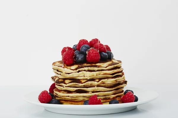 Panqueques cubiertos con fruta — Foto de Stock