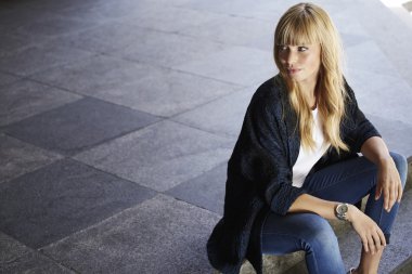 Güzel sarışın kadın adımlar üzerinde