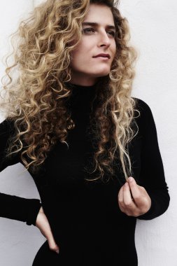 Kıvırcık saçlı genç kadın