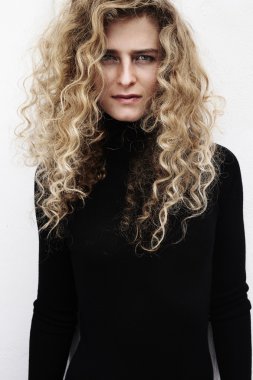 Güzel kıvırcık saçlı sarışın kadın