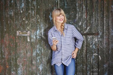 Genç sarışın kadın.