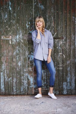 Genç sarışın kadın.