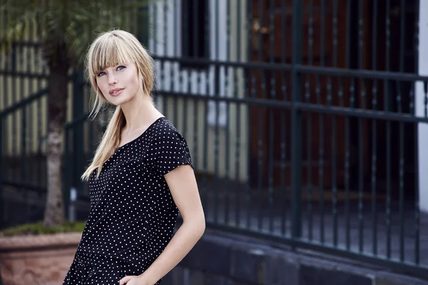 Vrouw in vlekkerige jurk — Stockfoto