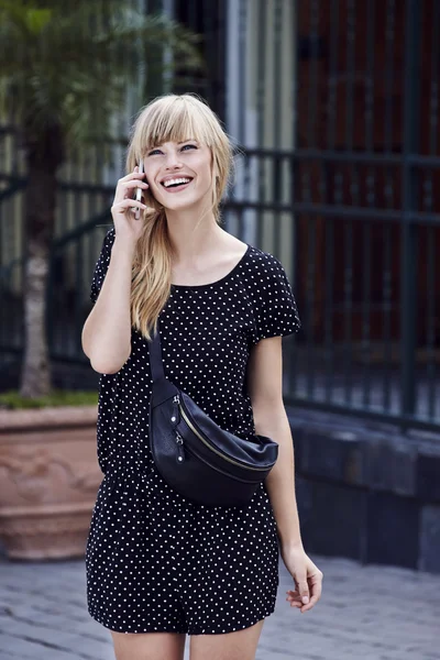 Hermosa mujer escuchando buenas noticias —  Fotos de Stock