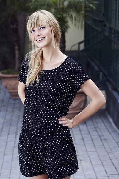 Loira jovem mulher sorrindo — Fotografia de Stock