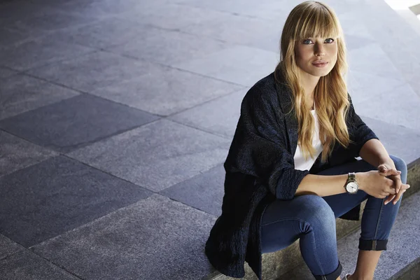 Blond tjej sitter på stegen — Stockfoto