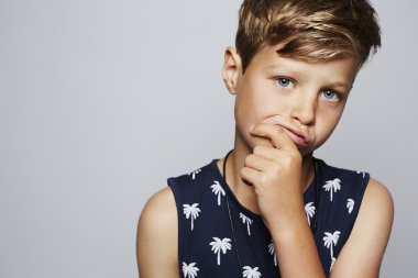 oung çocuk yelek poz