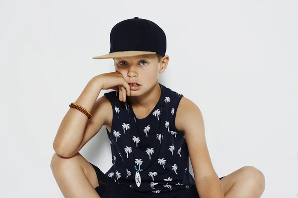 Niño en chaleco y gorra —  Fotos de Stock