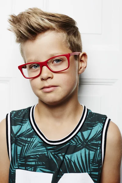 Menino em óculos vermelhos — Fotografia de Stock