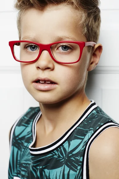 Niño en gafas rojas —  Fotos de Stock