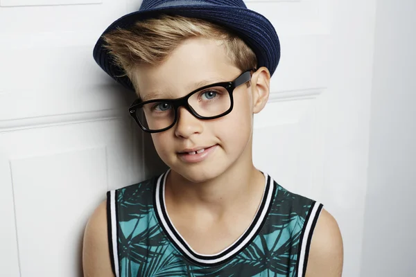 Мальчик в очках и шляпе — стоковое фото