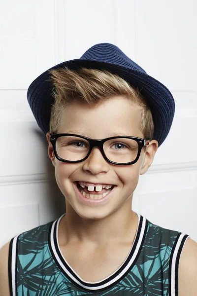 Niño en gafas y sombrero —  Fotos de Stock