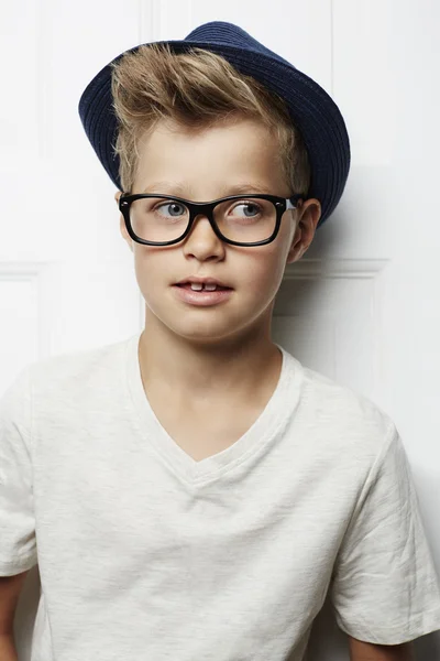 Garçon en lunettes et chapeau — Photo