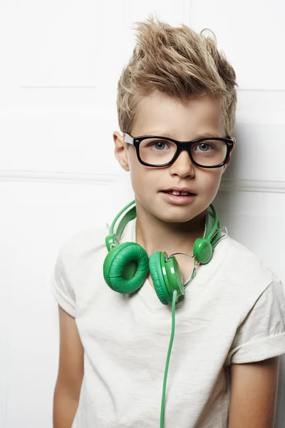 Giovane ragazzo con i capelli appuntiti — Foto Stock