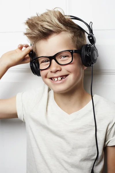 Menino ouvindo fones de ouvido — Fotografia de Stock