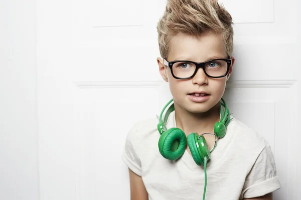 Niño con auriculares —  Fotos de Stock