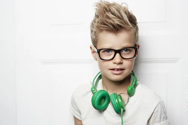 Jeune garçon avec écouteurs — Photo