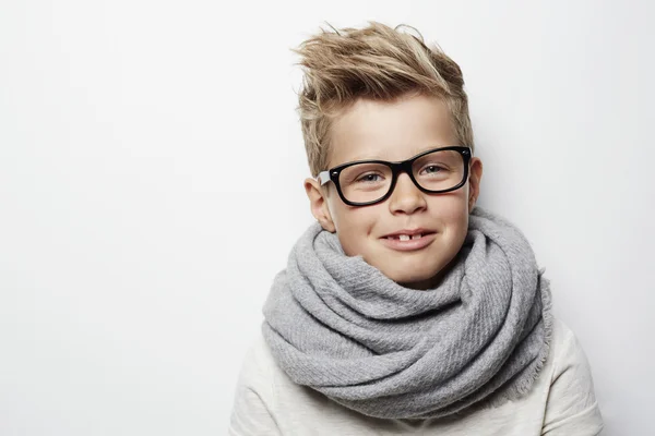围巾和眼镜的男孩 — 图库照片