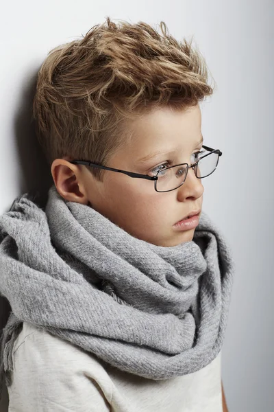 Jonge jongen in brillen — Stockfoto