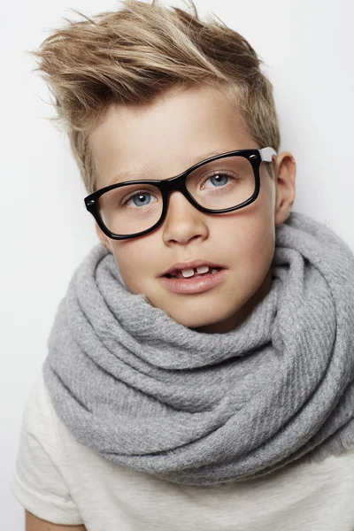 Мальчик в очках и шарфе — стоковое фото