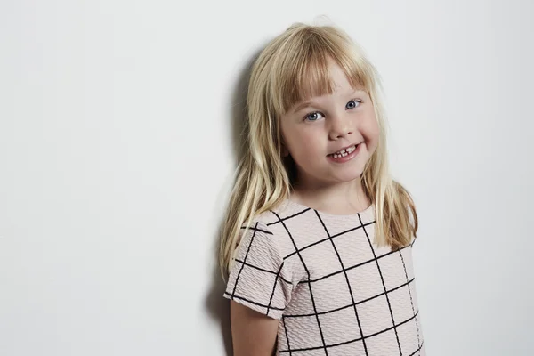 Kid looking at camera — Stock Photo, Image