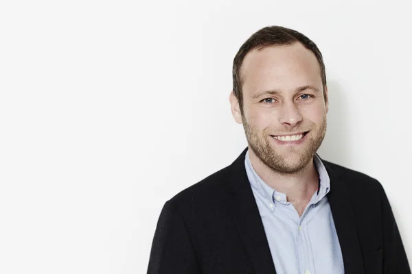 Hombre de negocios sonriente con chaqueta de traje — Foto de Stock