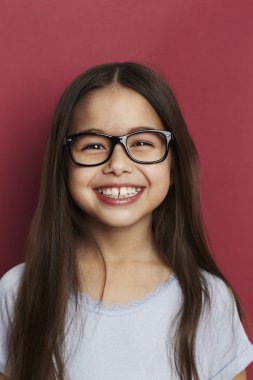 Kırmızı önünde gülümseyen kız