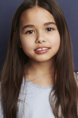 Kendine güvenen çocuk kameraya bakıyor