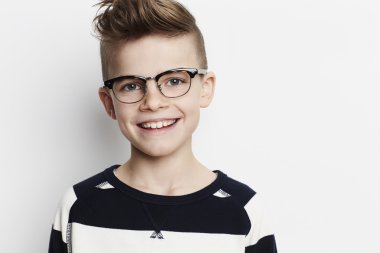 Gözlük gülümseyen çocuk