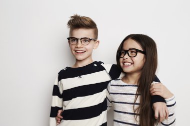 arkadaşlar çocuklar stüdyoda ayakta