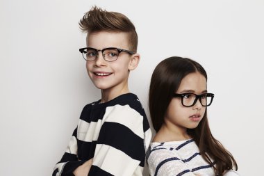 arkadaşlar çocuklar stüdyoda ayakta