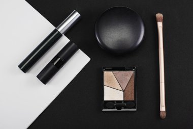 Tek renkli makyaj ürünleri