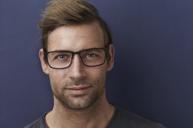 Gözlük yakışıklı adam