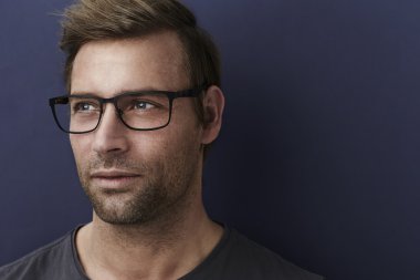 Gözlük yakışıklı adam