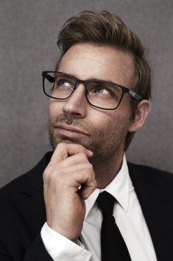 Takım Elbiseli Yakışıklı Adam