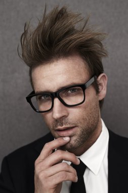 Takım Elbiseli Yakışıklı Adam