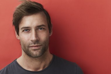 Yakışıklı adam anız ile