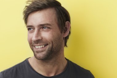 Mutlu adam sarı Studio