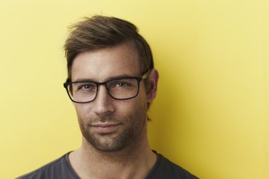 yakışıklı olan sarı karşı