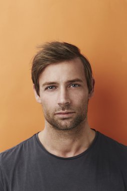 iyi görünümlü bir adam